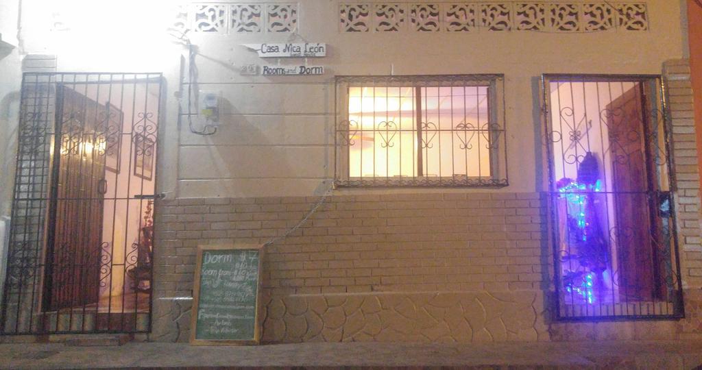 Casa Nica Leon Hostel Exterior photo